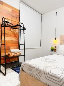 伊瓦格Habitación VIP的一间卧室设有一张床和木墙