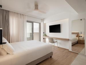 罗希姆诺艾佩里昂海滩酒店的白色卧室配有床和书桌
