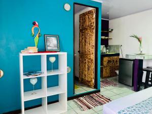 曼努埃尔安东尼奥Nomada's Digital的一间设有蓝色墙壁、白色架子和门的房间