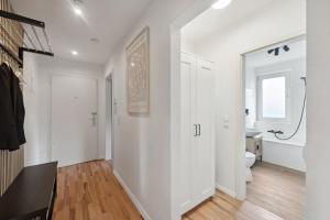 凯撒斯劳滕Amalfi Apartments A01 - gemütliche 2 Zi-Wohnung mit Boxspringbetten und smart TV的白色的浴室设有卫生间和水槽。