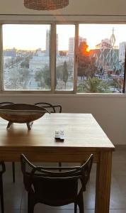圣罗莎Departamento Catedral的一张餐桌和椅子,享有城市美景