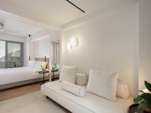 罗希姆诺艾佩里昂海滩酒店的白色卧室配有床和沙发