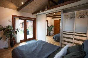 霍森斯New Cozy Central Scandinavian Skylight House的一间卧室设有一张床和一个滑动玻璃门