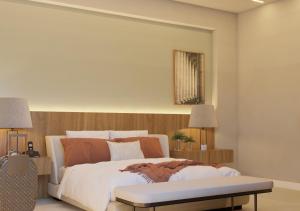 巴西利亚Roma Hotel by H Hotéis - Airport的一间卧室配有一张大床和木制床头板