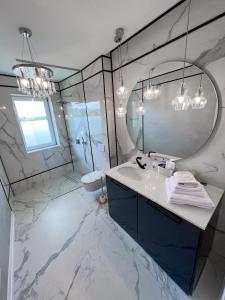 克卢日-纳波卡NOVAPART AKAASIA的白色的浴室设有水槽和镜子