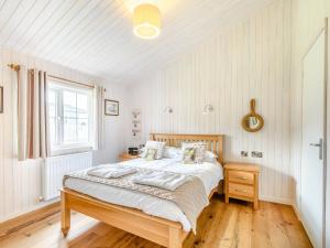 WillingtonAcacia Lodge的一间卧室设有一张大床和一个窗户。