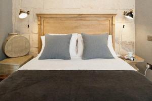 森格莱阿Dar Isla, in the heart of the Three Cities, Malta的一间卧室配有一张大床和两个枕头