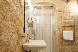 森格莱阿Dar Isla, in the heart of the Three Cities, Malta的一间带水槽和淋浴的浴室