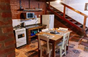 帕特拉德拉帕特拉Confratelli Cabañas的厨房配有桌子、炉灶和冰箱。