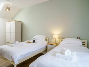 AcrefairTy Felin - Uk12744的客房内的两张床和白色毛巾
