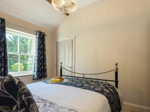 BenniworthHomestead Cottage的一间卧室设有一张床和一个窗口