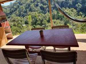圣若泽-杜巴雷鲁Casa Container na Serra da Bocaina的一张木桌和椅子,享有山景