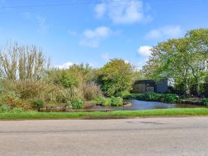 波斯科诺20 Blackbird Cottage-uk38935的享有河流的景色,建筑背景