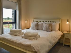 卡斯尔敦Church View - Ukc5700的一间卧室配有带白色床单和枕头的床。