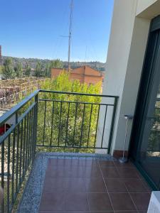 特拉萨Acogedor apartamento Vallparadís con parking的阳台设有黑色栏杆,享有美景。