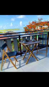 凯鲁Pousada Atracadouro Boipeba的阳台配有一张桌子和两把椅子