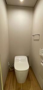 那须汤本那須 にごり湯の大浴場露天風呂があるホテルコンドミニアム的一间位于客房内的白色卫生间的浴室