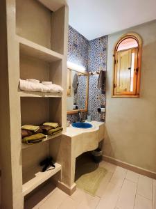 索维拉Riad Al Manara的客房内的盥洗盆浴室