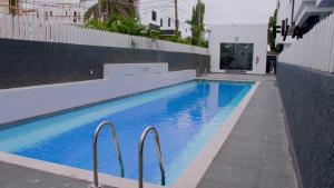 伊凯贾Favourite Luxury 2 Bedroom Apartment的大楼内的一个蓝色海水游泳池