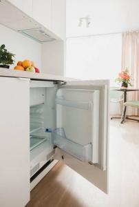 维尔纽斯Apartment in Žvėrynas的厨房里设有一台带水果的开放式冰箱