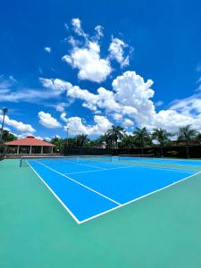 圣佩德罗苏拉卡潘特会议中心酒店的网球场和蓝色网球场