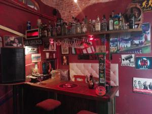 罗萨里奥Coolraul Hostel的一间红色墙壁的房间里酒吧