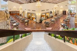 圣佩德罗苏拉卡潘特会议中心酒店的享有餐厅大堂的景致