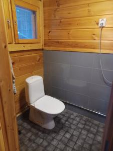 列克萨Jamali Cabin的一间位于客房内的白色卫生间的浴室