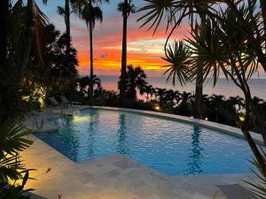 德赛Residence AU 'TI SUCRIER的一座享有日落美景的游泳池