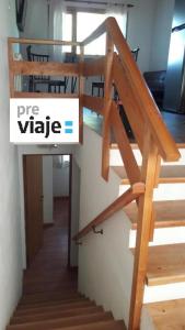 圣卡洛斯-德巴里洛切Departamento Victoria Bariloche的房屋内的楼梯,上面有标志
