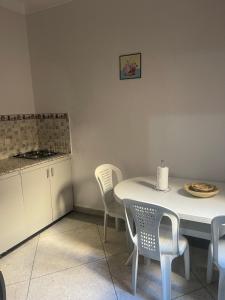 马拉喀什Appartement near to AirPort 262 avenue el khalij的厨房配有白色的桌椅和柜台。