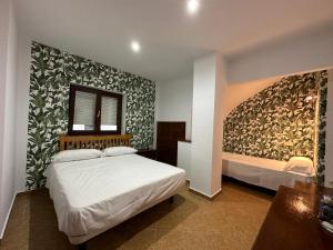 阿尔姆尼卡Playa Cotobro LA HIGUERA的卧室设有一张白色大床和一扇窗户。