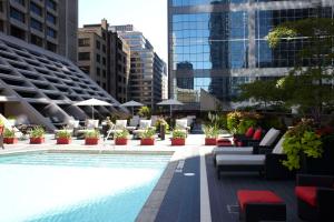 多伦多希尔顿多伦多酒店的一座带桌椅的游泳池以及大楼