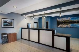 奥本奥本山景贝斯特韦斯特PLUS酒店的一间酒吧,位于一间拥有蓝色墙壁的房间