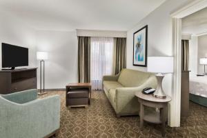 巴吞鲁日Homewood Suites by Hilton Baton Rouge的酒店客房设有一张沙发和一张床