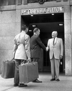 芝加哥芝加哥希尔顿酒店的两个人握手在建筑物前
