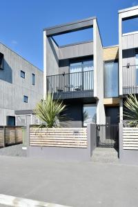 基督城Worcester Terrace Seven - Christchurch Holiday Homes的带阳台的房屋 ⁇ 染