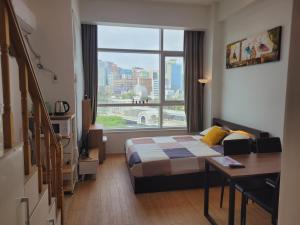 首尔旅行者之家酒店的酒店客房设有一张床和一个大窗户