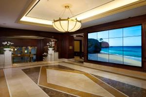 迈阿密迈阿密JW万豪酒店的大房间设有大窗户,享有海景