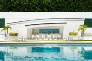 迈阿密迈阿密JW万豪酒店的一座带酒吧的房子前的游泳池
