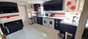 Byfleet5 Bedroom Spacious villa的厨房配有洗衣机和烘干机