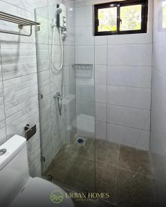 塔比拉兰Urban Homes Bohol的带淋浴的浴室和玻璃门