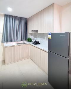 塔比拉兰Urban Homes Bohol的厨房配有冰箱和水槽