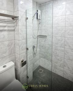 塔比拉兰Urban Homes Bohol的浴室设有玻璃淋浴间和卫生间