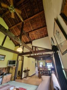 富良野Bears House的客房设有吊扇和客厅。