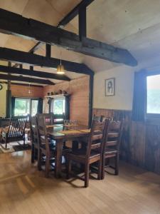 富良野Bears House的一间带木桌和椅子的用餐室