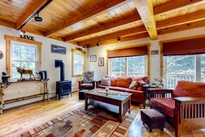 CarrabassettSugarloaf Chalet的客厅配有家具和木天花板。