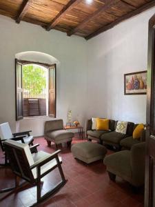 SuchitotoCasa Colonial的带沙发和椅子的客厅以及窗户。