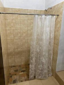 SuchitotoCasa Colonial的浴室内配有淋浴帘。