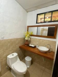 SuchitotoCasa Colonial的浴室配有白色卫生间和盥洗盆。